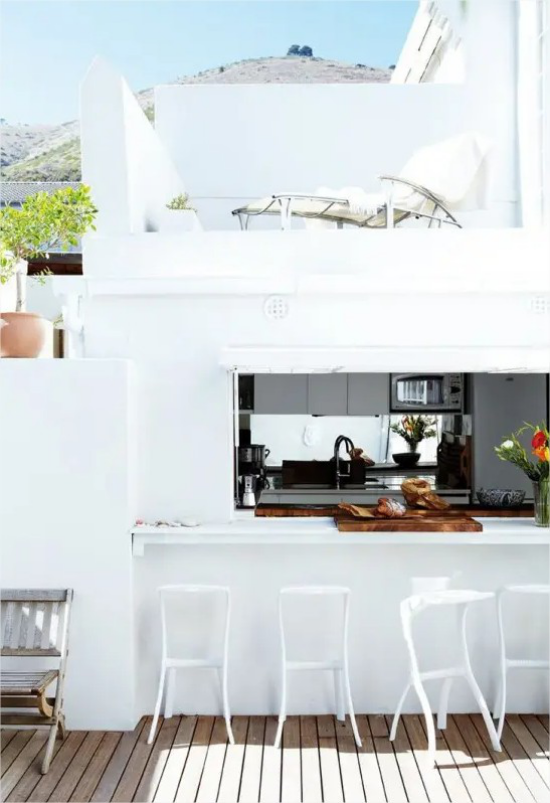 Indoor-Outdoor-Kuehen weiße Waende Hocker Fenster Relax Zone oben exotischer Look