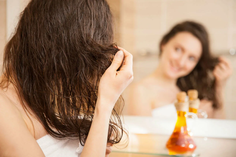 Klettenwurzel Haaroel – Vorteile, Anwendung und DIY Rezept oel richtig auftragen haar