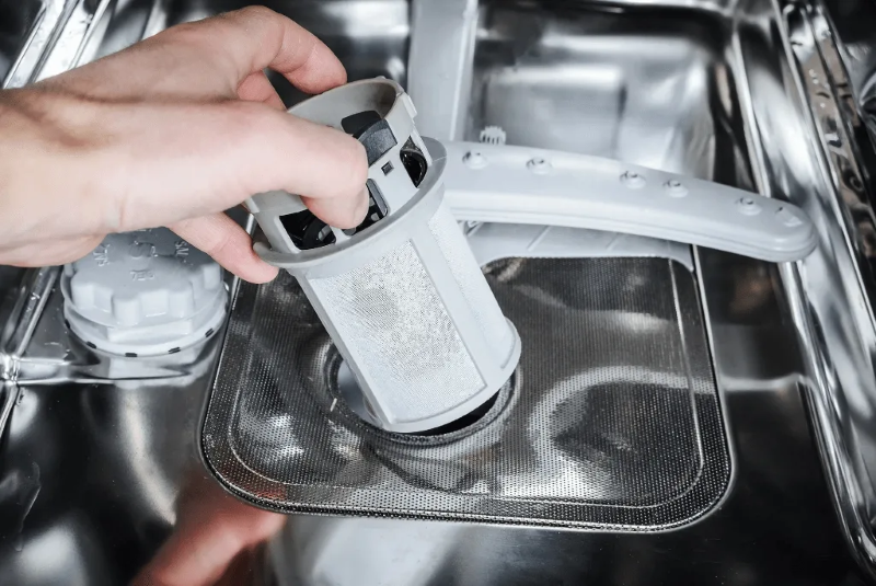 Spuelmaschine reinigen mit Hausmitteln – Schluss mit Geruch und Kalk filter herausnehmen reinigen