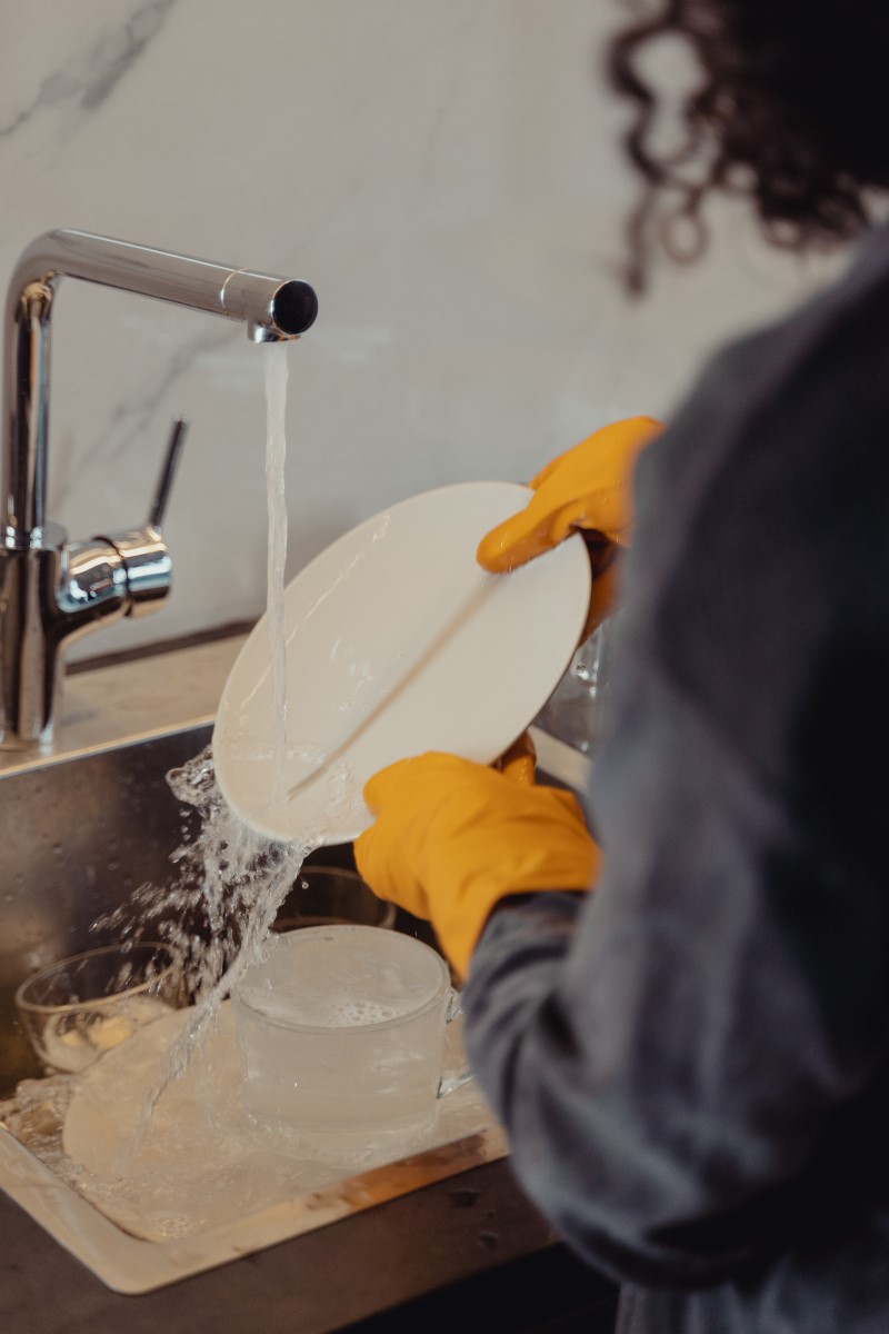 Spuelmaschine reinigen mit Hausmitteln – Schluss mit Geruch und Kalk geschirr spuelen vor spuelgeraet