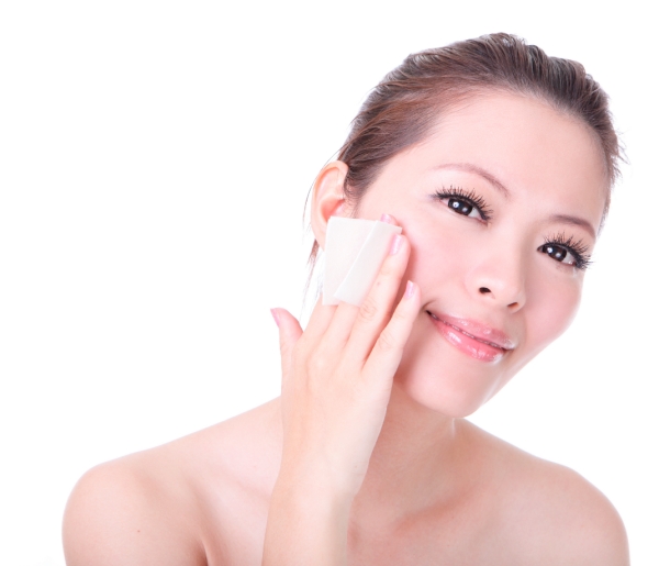 japanische Frauen juenger aussehen junge Frau Gesichtsmaske auftragen sauberes helles Hautbild