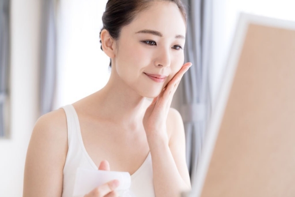 japanische Frauen juenger aussehen junge Frau sauberes Hautbild Gesichtsmaske auftragen