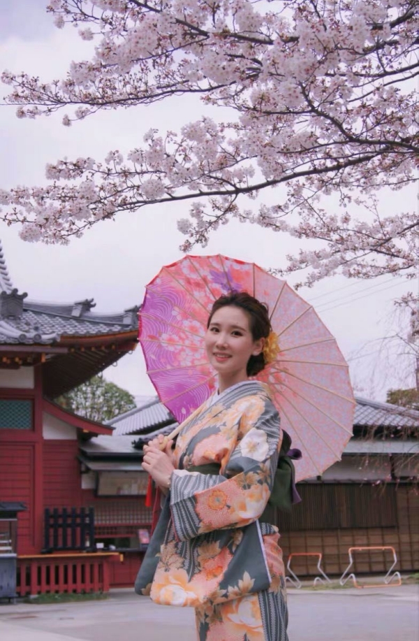 japanische Frauen juenger aussehen junge Japanerin Sonnenschirm Schutz vor starker Sonne