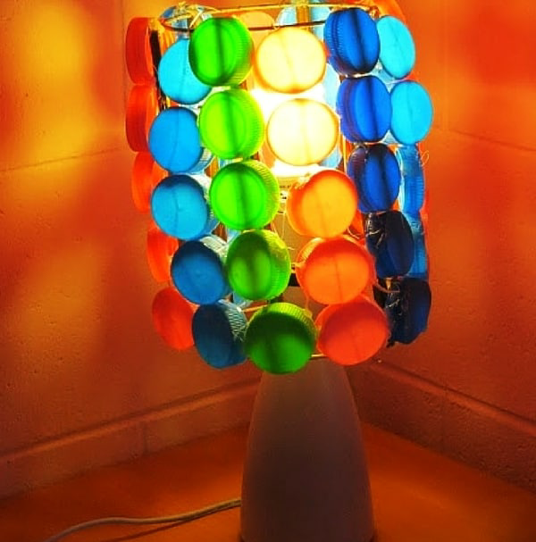 lampenschirm basteln mit plastikdeckeln