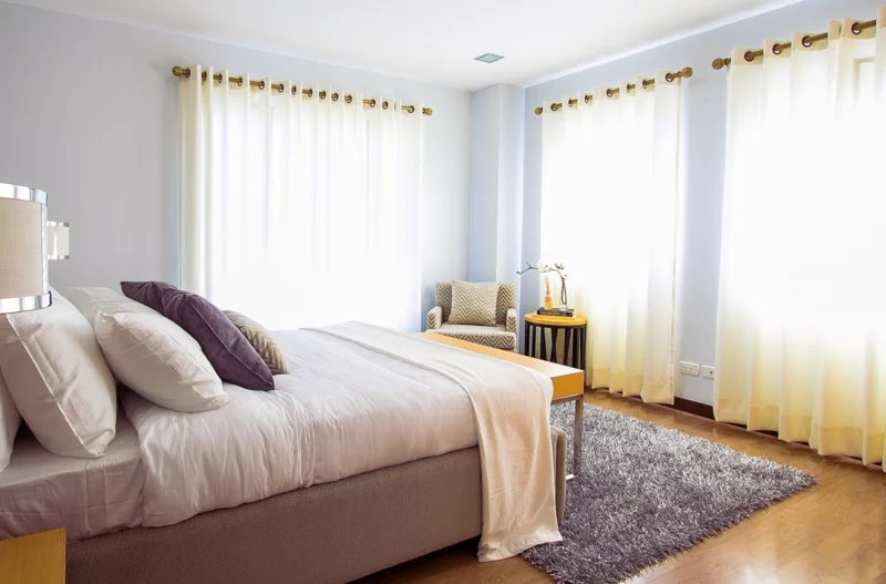 schlafzimmer gemütlich gestalten lange transparente gardinen teppich