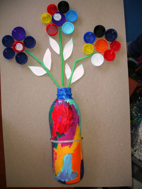 vase mit blumen basteln mit flaschendeckeln