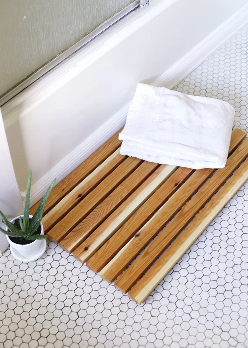 Badteppich selber machen – 2 No-Sew Ideen zum Nachmachen badmatte holz naturholz