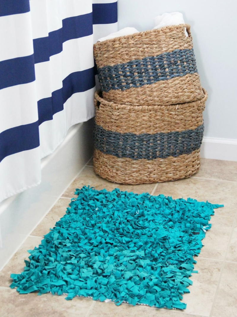 Badteppich selber machen – 2 No-Sew Ideen zum Nachmachen blau fetzen teppich upcycling