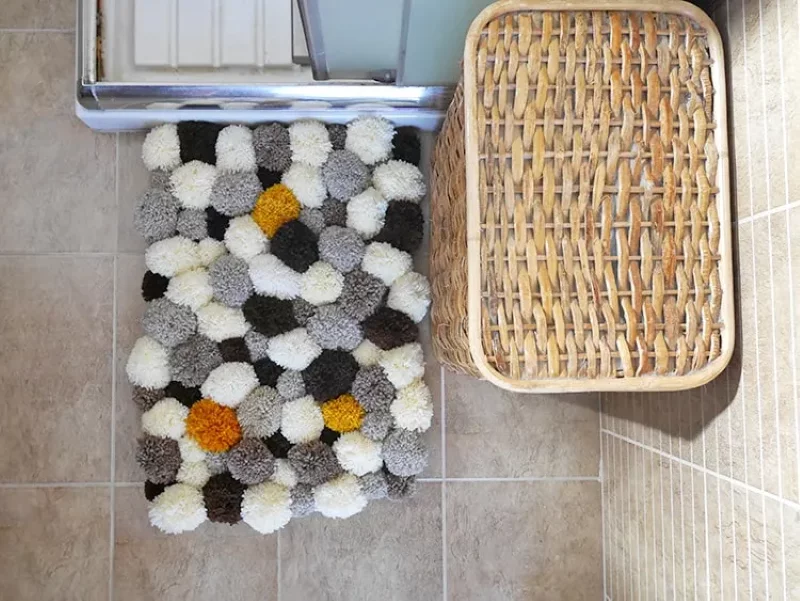 Badteppich selber machen – 2 No-Sew Ideen zum Nachmachen pompon bastelidee bunt