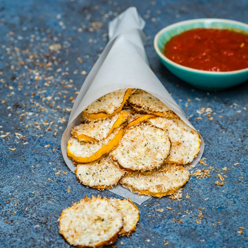 Knusprige und gesunde Low-Carb Zucchini Chips selber machen party food ideen tuete