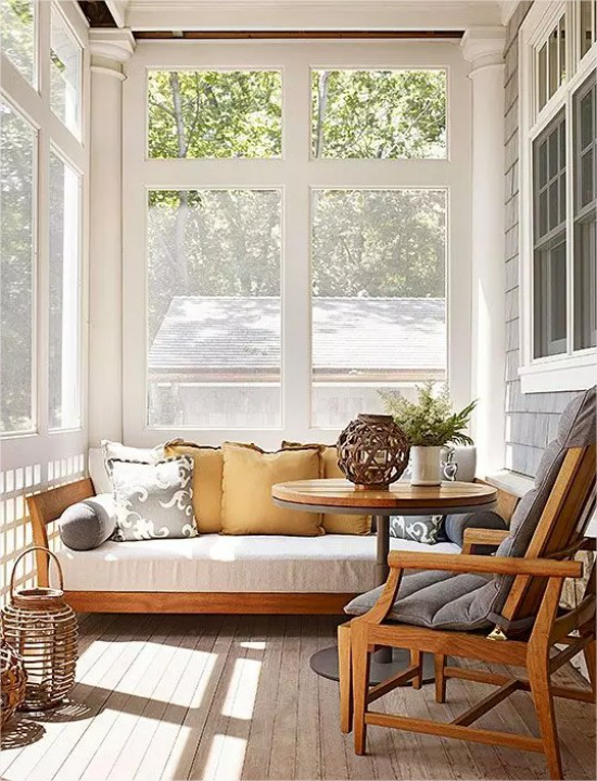 Moderne Glasveranda Sofa Sessel helle Farben viel Sonnenlicht kein Stress
