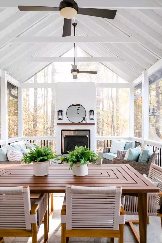 Moderne Glasveranda Sunroom Lieblingsraum zu jeder Jahreszeit bequem eingerichtet Essecke Sitzecke Kamin