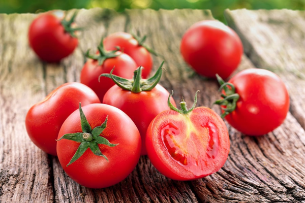 Tomaten richtig lagern angeschnittene Tomate lieber gleich verwenden anstatt im Kuehlschrank halten