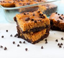 Kürbis Brownies kann man in mindestens 3 simplen Varianten backen. Deftig, vegan, gesund!