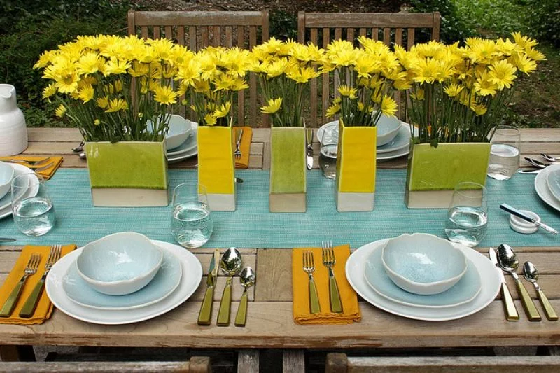 gelbe blueten - tolle stimmung - sommerliche tischgestaltung
