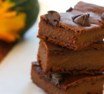 Kürbis Brownies kann man in mindestens 3 simplen Varianten backen. Deftig, vegan, gesund!