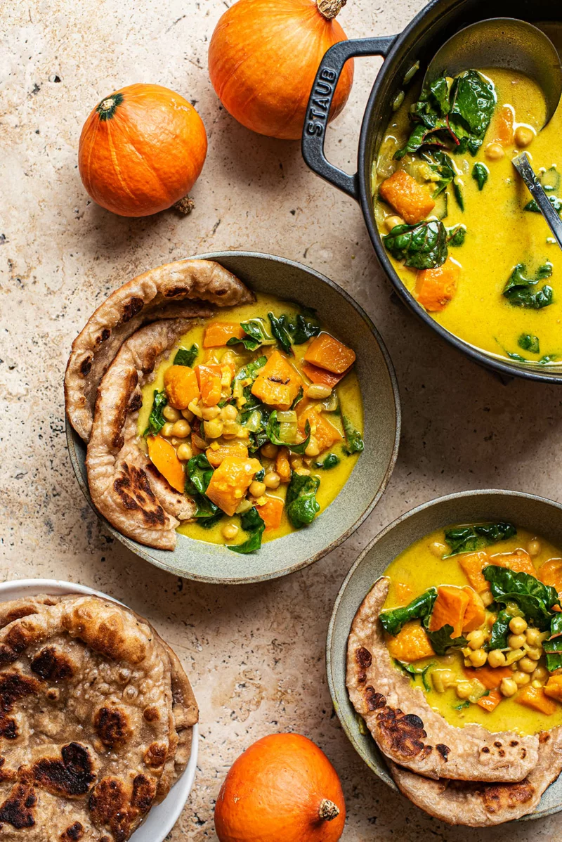 veganes kuerbis curry mit kichererbsen und naan