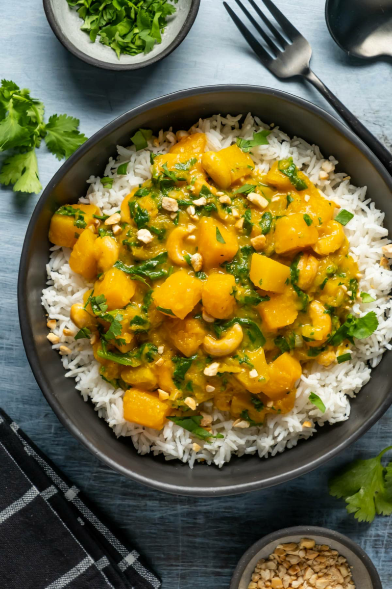 veganes kuerbis curry mit nuessen und koriander