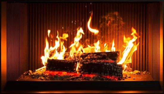 Heizen mit Brennholz brennendes Feuer im Kaminofen Waerme Gemuetlichkeit Romantik