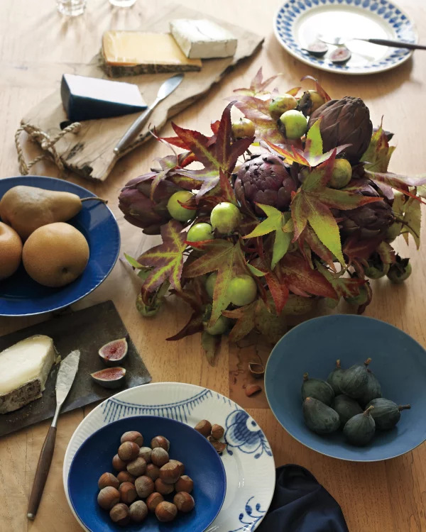 Herbstliche Tischdeko Feigen Birnen Artischocken Nüsse Äpfel gruene Blaetter