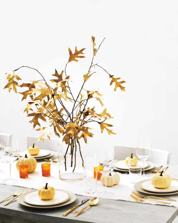 Herbstliche Tischdeko schick gedeckter Tisch Vase Herbstblaetter