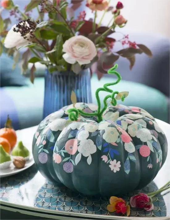Kuerbisse mit Blumen schmuecken verschiedene Dekorationsmethoden dunkler Hintergrund weiße rosa Blueten