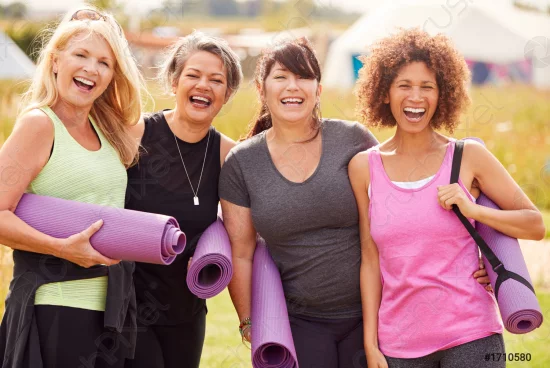 Mode fuer Frauen ab 50 Yoga Stunde mit den Freundinnen sportliche Kleidung Yoga Matten