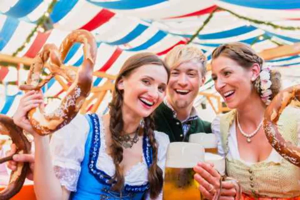 Oktoberfest Menü Dirndl Mädchen ein Junge Brezel helles deutsches Bier