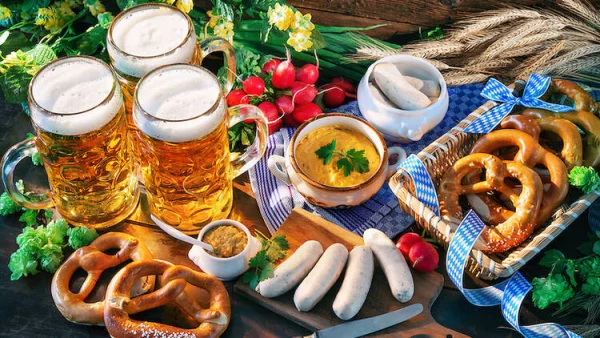 Oktoberfest Menue deutsche Spezialitaeten Weißwuerste Brezeln helles Bier