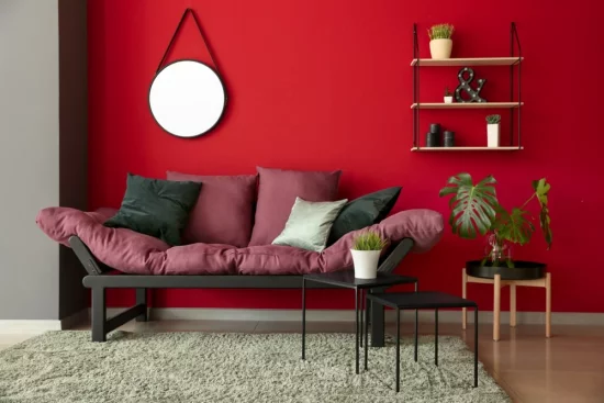 Raspberry Blush Farbe 2023 Akzentwand mehr Rotton Sofa Kissen Wandspiegel Regal