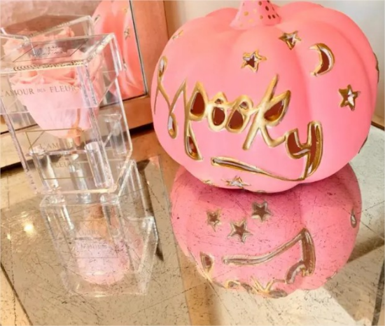 Rosa Halloween Deko zwei rosa Kuerbisse geschnitzt mit goldgelber Verzierung