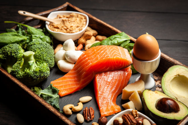 Essen ohne Kohlenhydrate Fisch Eier Brokkoli Avocado Nuesse gesunde Ernaehrung