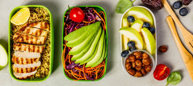 Essen ohne Kohlenhydrate gesundes Mittagessen Fleisch Salat Avocado Früchte zum Dessert