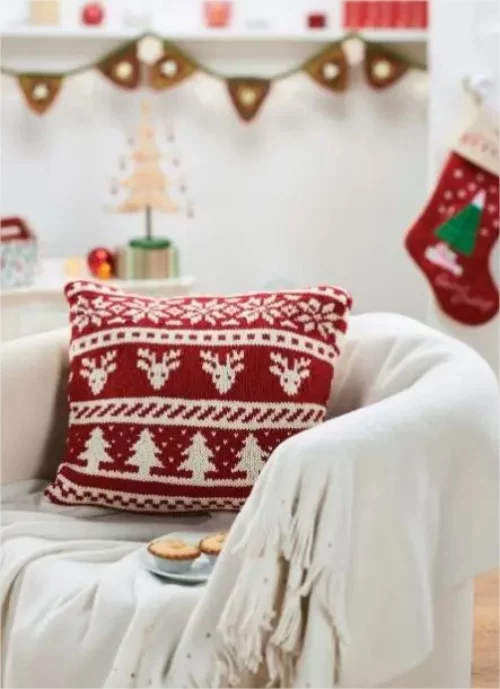 Gestricktes zu Weihnachten Dekokissen in weiss rot auf dem Sofa