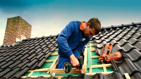 Haus winterfest machen einen Handwerker einstellen Reparaturarbeiten am Hausdach