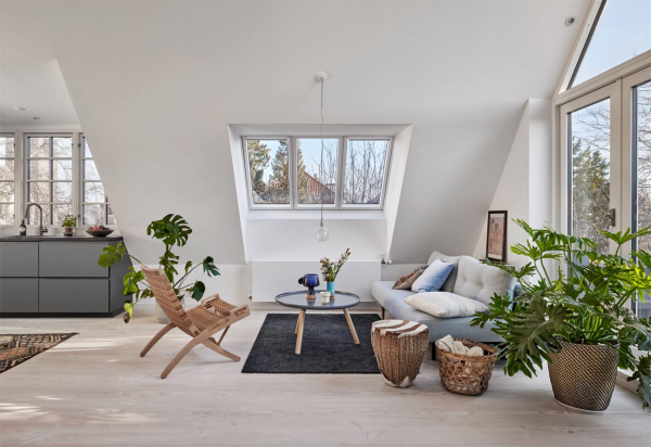 Haus winterfest machen gemuetlicher Raum komfortable Moebel weite Fenster gruene Pflanzen