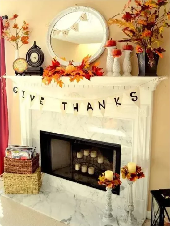 Thanksgiving in den USA Kamin festlich dekoriert buntes Laub Vasen Kerzen Dank ausdruecken ideen