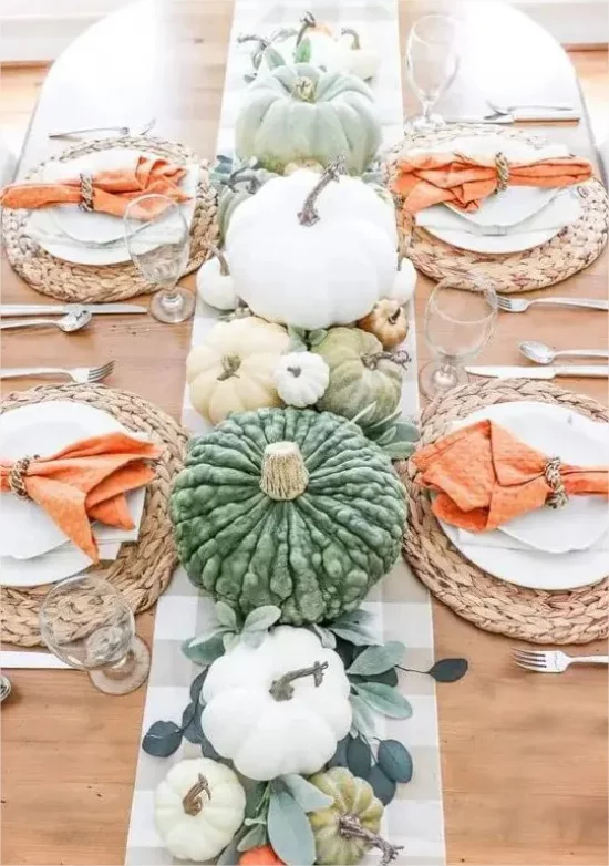 Thanksgiving in den USA Kuerbisse in verschiedenen Farben unterschiedliche Groesse Hingucker in der Tischmitte