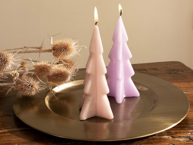 Weihnachtstrends 2022 Kerzen in trendy lila Farben