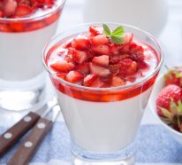 2 super leckere Rezeptideen für Panna Cotta mit Erdbeeren
