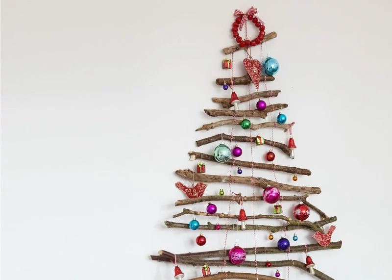 weihnachtsbaum aus aesten schoene dekoration