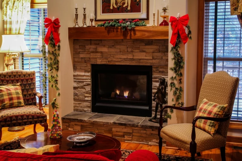 wohnzimmer weihnachtlich dekorieren klassische farben kombinieren