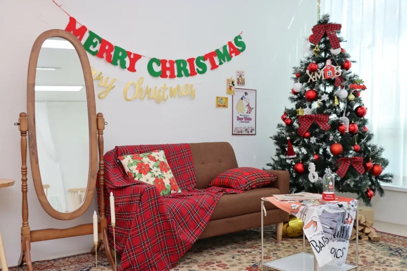wohnzimmer weihnachtlich dekorieren rote akzente
