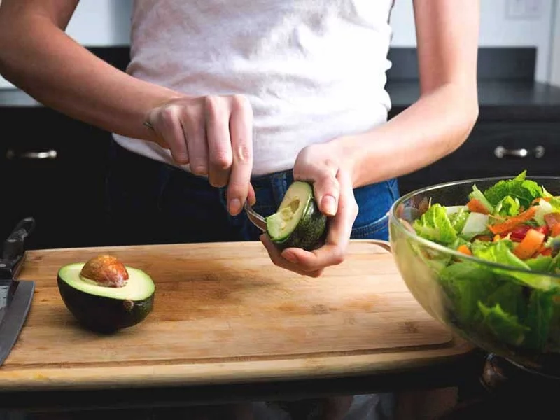 Cholesterinspiegel senken Tipps Avokado verzehren