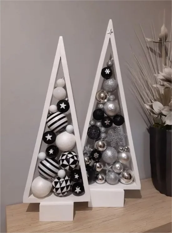 DIY Tannenbaum selber machen aus Bilderrahmen auf visuelle Kontraste setzen weiss schwarz silver