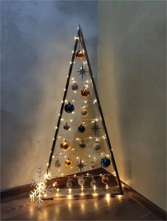 DIY Tannenbaum selber machen aus Bilderrahmen mit Lichterketten geschmückt ein Hingucker