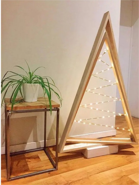 DIY Tannenbaum selber machen aus Bilderrahmen schlichtes Design Rahmen aus hellem Holz eine Lichterkette