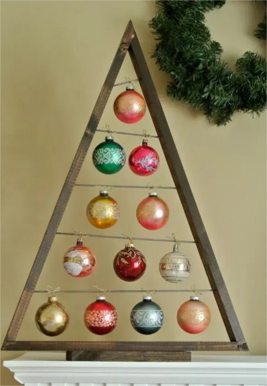 DIY Tannenbaum selber machen aus Bilderrahmen viele bunte Weihnachtskugeln