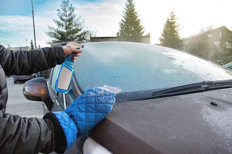 Enteiser Spray selber machen Autoscheiben Schnee schmelzen lassen