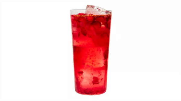 Festliche Cocktails Cranberry-Zitronen-Spritz leichter Drink mit Eiswuerfeln Sodawasser